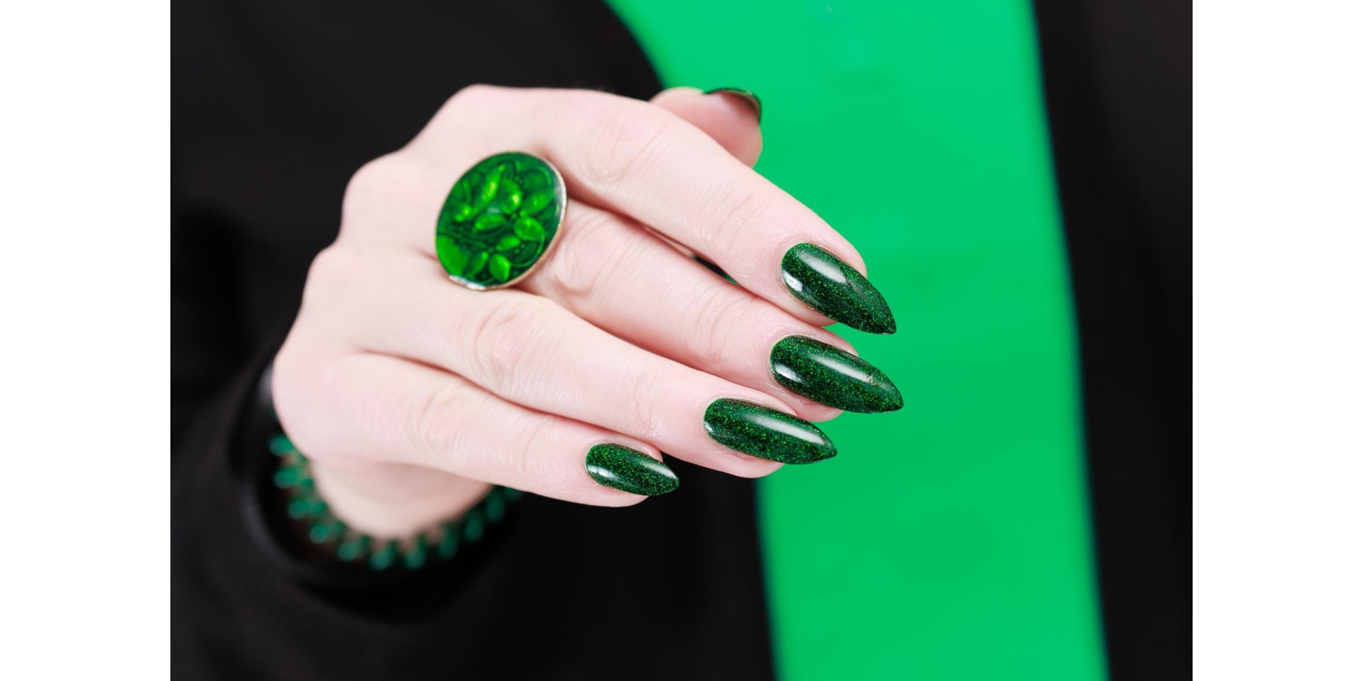 Modele de unghii verde smarald - idei creative pentru unghii elegante si de impact